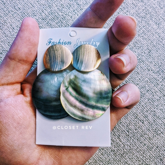 Gorgeous gold shell disc earrings - Picture 4 of 8